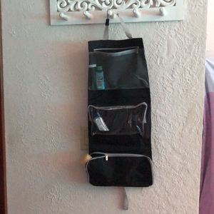 Lewis n Clark Hanging toiletry bag for Women / Men